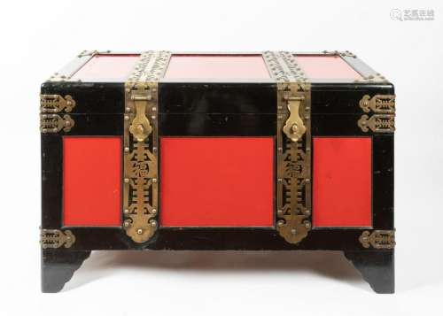 Arte Himalayana  A wooden red and black lacquered