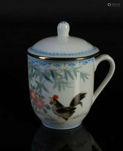 Arte Cinese  A signed porcelain cup and cover painted