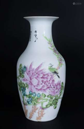 Arte Cinese  A porcelain vase painted with peony and a
