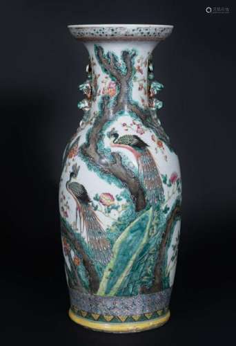 Arte Cinese  A baluster porcelain vase painted with a
