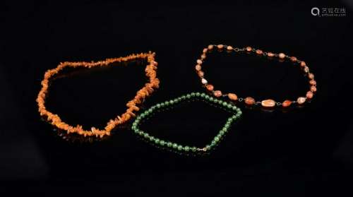 Arte Cinese  Three necklaces made of amber, jade and