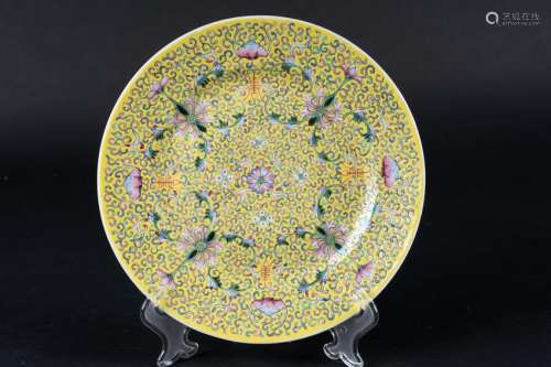 Arte Cinese  A yellow glazed porcelain dish decorated