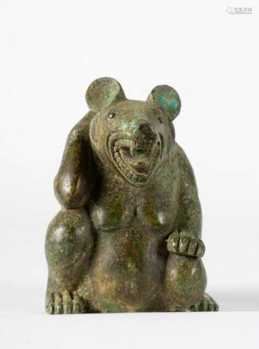 Arte Cinese  A bronze figure of a bear in the zhou
