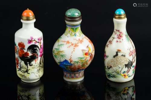 Arte Cinese  Two porcelain and one glass snuff bottles