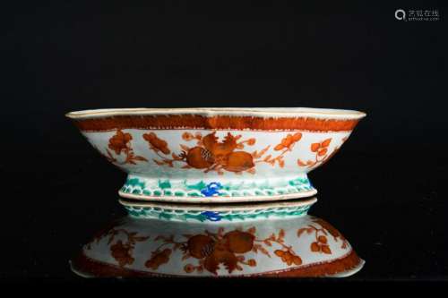 Arte Cinese  A lobed porcelain footed bowl, enamelled