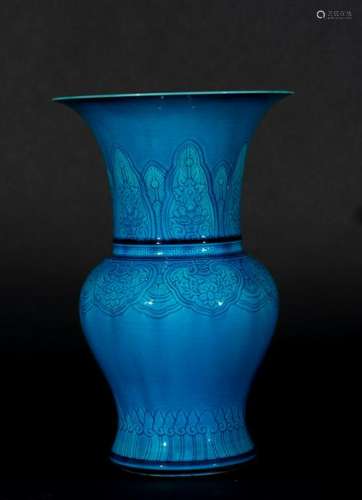 Arte Cinese  A turquoise glazed baluster vase with