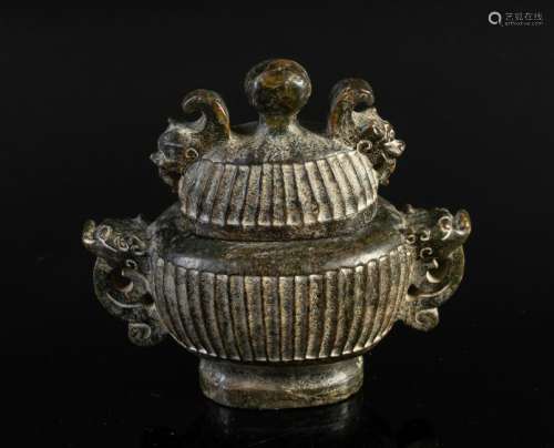 Arte Cinese  A stone lidded container with zoomorphic