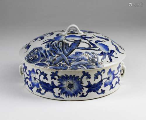 Arte Cinese  A blue and white porcelain box painted