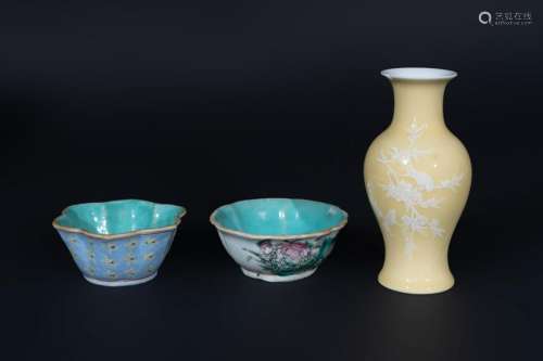 Arte Cinese  A group of three porcelain items China,