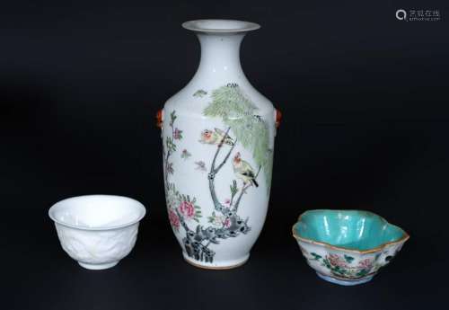 Arte Cinese  A group of three porcelain itemsChina,