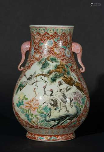 Arte Cinese  A famille rose porcelain vase painted with