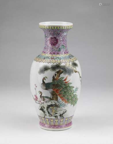 Arte Cinese  A famille rose porcelain vase painted with