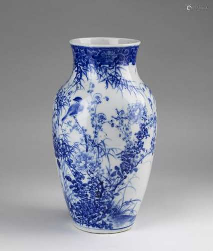 ARTE GIAPPONESE  A blue and white porcelain vase