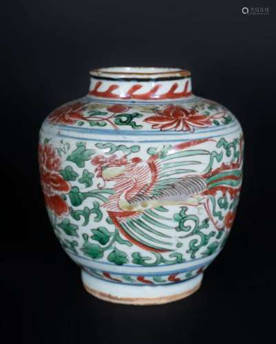 Arte Cinese  A porcelain wucai vase painted with