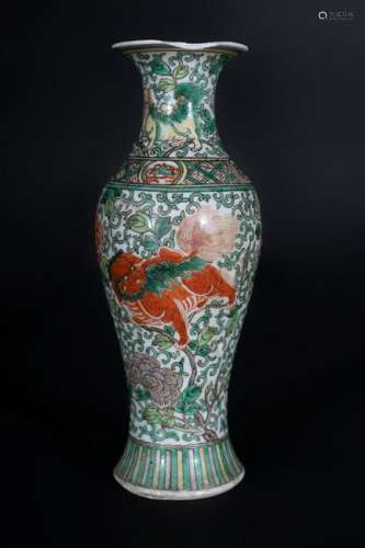 Arte Cinese  A wucai porcelain baluster vase painted