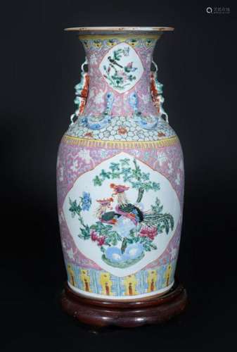 Arte Cinese  A porcelain vase painted with birds within