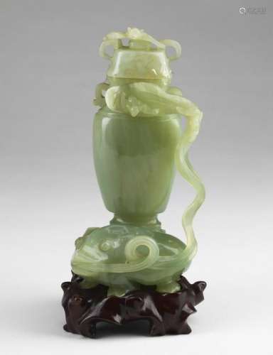 Arte Cinese  A jade carving in the shape of a lidded