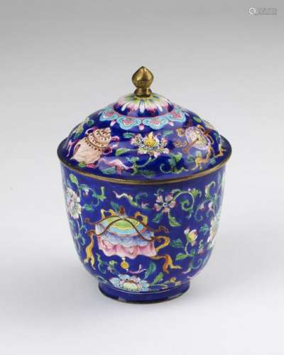 Arte Cinese  A Beijing enameled pot with cover