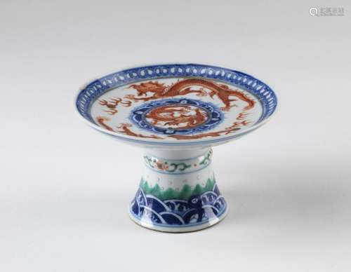 Arte Cinese  A high footed porcelain dish painted with