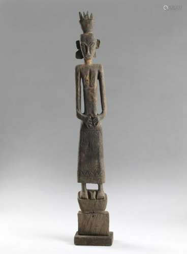 Arte Sud-Est Asiatico  A tall, slender, wooden figure