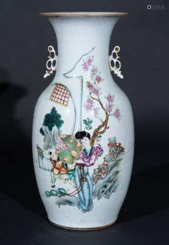Arte Cinese  A famille rose porcelain vase painted with