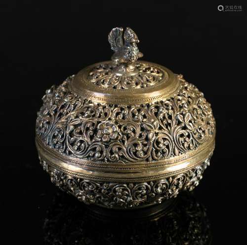 Arte Sud-Est Asiatico  An embossed silver box decorated