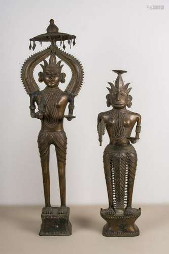 Arte Indiana  A pair of bronze Bastar standing figures