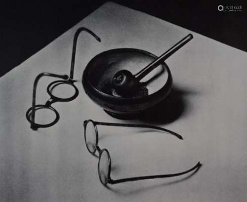 Andre Kertesz - Mondrians Glasses and Pipe, 1926