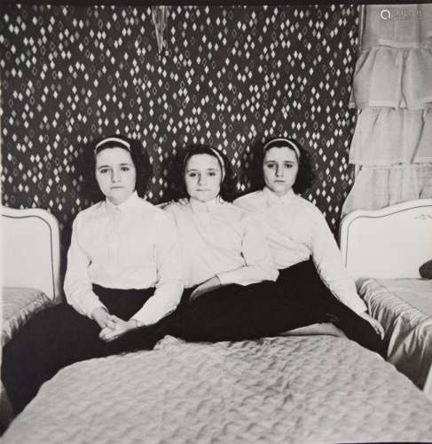 Diane Arbus - Triplets In Their Bedroom, NJ, 1963