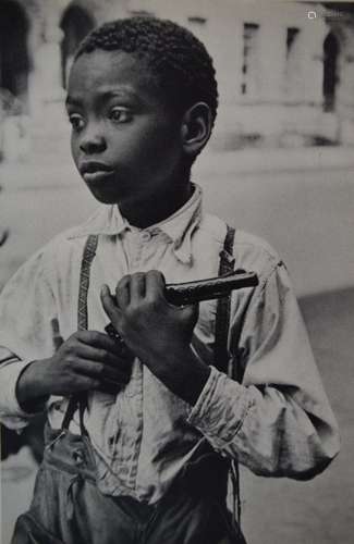 Helen Levitt - Armed Boy