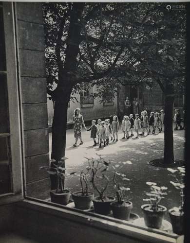 Willy Ronis - Kindergarten Rue De Menilmontant