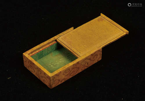 清代宫廷内务府制明黄色绫锦宝盒一件。