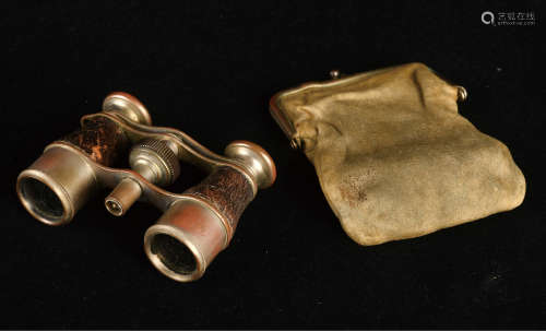 19世纪法国巴黎贵族奢侈品“JUMELLE DE TIR--PARIS IRIS”纯黄铜望远镜一件（带原装皮套）。