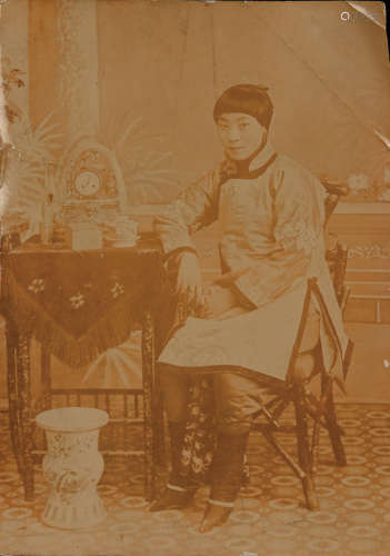 清代拍摄“三寸金莲--中国贵族女性全身肖像”原版蛋白照片一张。