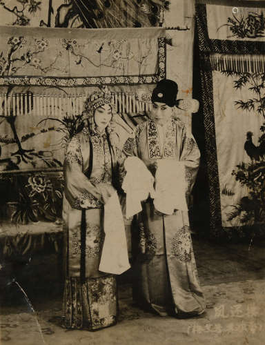 京剧大师梅兰芳与著名京剧小生姜妙香《凤还巢》戏剧照一张。