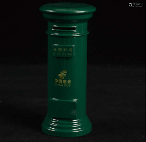 1980年代中国邮政“绿色邮筒”储蓄罐一件。高：15.5cm.保存较好。