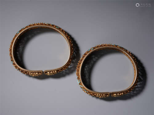 A Pair of Chinese Gilt Silver Lace Bangle with Bird Feather Ornament