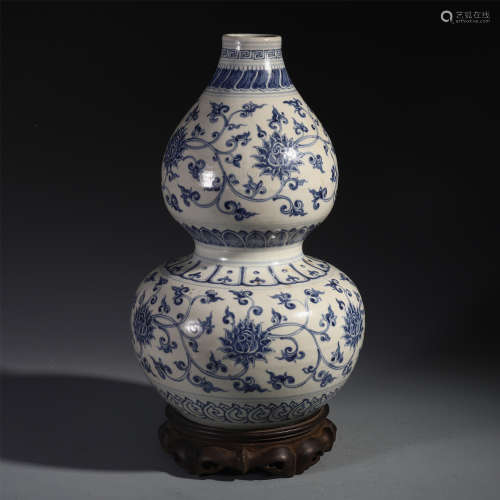 A Chinese Blue and White Gourd Vase with Floral Motif