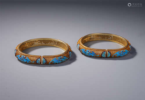 A Pair of Chinese Gilt Silver Lace Bangle with Bird Feather Ornament