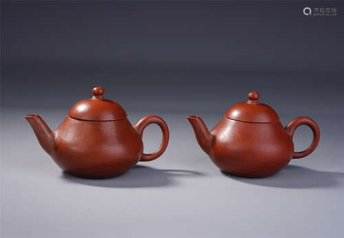 A Pair of Pear-shaped Zisha Teapot