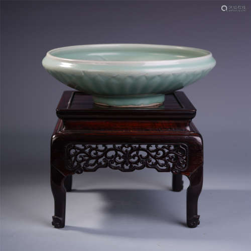 A Chinese Longquan Porcelain Shang Disk