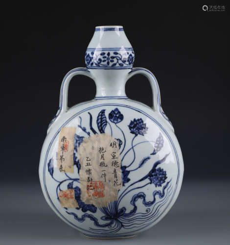 A Fine Chinese Blue and White Procelain Vase