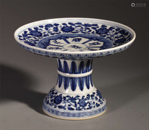 A Chinese Blue and White Fruit Plate with Floral Motif