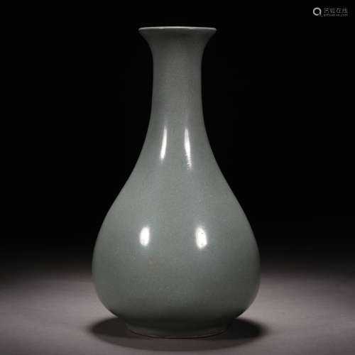 A Chinese Ruyao Long-neck Porcelain Vase