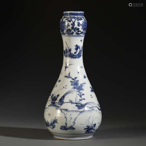 A Chinese Blue and White Garlic-head Vase with Floral Motif