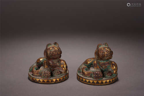 A Pair of Gilt-decorated Bronze Carving of Beast