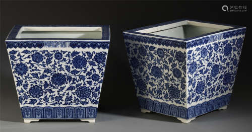 A Pair of Chinese Blue and White Square Vase with Floral Motif