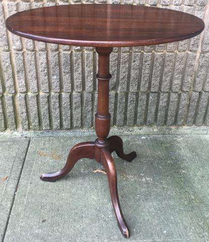 Federal Style Pedestal Tea / Side / End Table