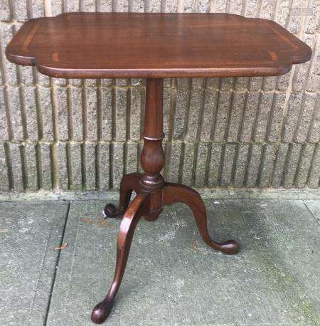 Federal Style Pedestal Tea Table / End Table