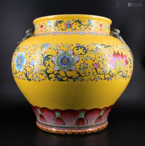 Large Qing Porcelain Famille Rose Swallow Jardine